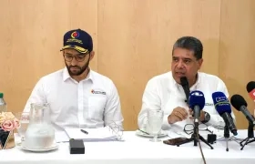 El Contralor Carlos Hernán Rodríguez presentando el informe.
