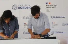 El Alcalde Pumarejo firmando el nuevo convenio con la Agencia Francesa de Desarrollo.