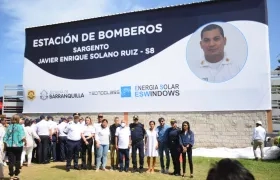 El Alcalde Pumarejo entregó la valla de la ‘Estación Sargento Javier Solano Ruiz’.