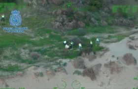 Policías de España en las playas de Marbella en donde fue asesinada la colombiana.