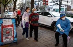 Ciudadanos hacen fila para un test de Covid en Pekín.
