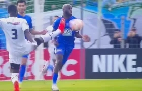 Almike Moussa N’Diaye cuando recibía la patada del jugador Eric Bailly.
