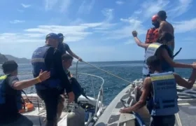Hombres de la Armada en pleno rescate de los pasajeros en el sector de Isla Agua.