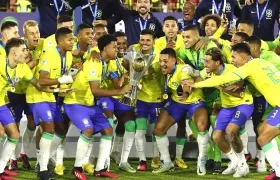 Jugadores de Brasil celebrando el título.