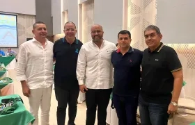 Los Alcaldes con el Director de la C.R.A., Jesús León Insignares.
