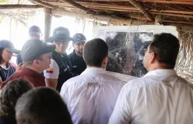 El gobernador de Sucre, Héctor Espinosa, y el de Bolívar, Vicente Blel, escuchan las explicaciones técnicas sobre 'Caregato'.