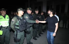 El Alcalde Jaime Pumarejo durante su visita al Batallón de Policía Militar.