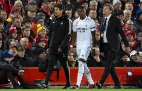 David Alaba abandona la cancha tras lesionarse contra el Liverpool.