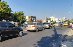 Vehículos particulares transitan por una de las avenidas de Cartagena.
