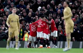 Los jugadores del Manchester United celebran el segundo gol marcado por el brasileño Antony.