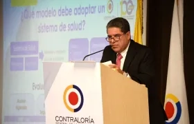 El Contralor General Carlos Hernán Rodriguez interviniendo en el foro.
