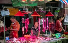 Un puesto de carne en el mercado de Guangzhou, China.