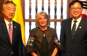 La Ministra Cecilia López Montaño con la delegación de Corea.