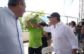 El presidente Petro saluda a una ciudadana isleña durante su visita a San Andrés