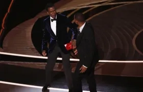  Will Smith (d) mientras abofetea al presentador de la gala Chris Rock (i).