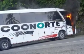 Vehículo incinerado en Bajo Cauca.