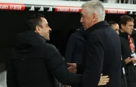 Carlo Ancelotti se saluda con Xavi Hernández, técnico del Barcelona.