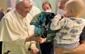 El Papa saluda a uno de los niños del área de pediatría del Hospital Gemelli donde está siendo atendido.