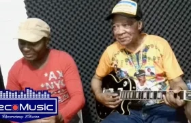 Lokassa Ya MBongo en plena grabación en Barranquilla, la última de su exitosa carrera musical.