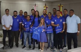 El grupo de entrenadores de 'Misión Fútbol' con la gobernadora Elsa Noguera. 