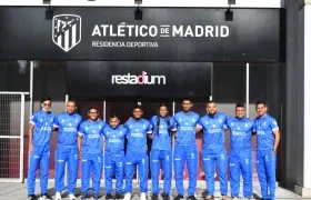 Los diez entrenadores del Atlántico en la sede deportiva del Atlético de Madrid.