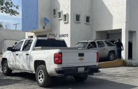 Trabajadores de una funeraria trasladan los cuerpos de dos ciudadanos estadounidenses, al Servicio Médico Forense hoy, en Matamoros (México)