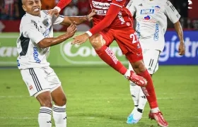 Juan Camilo Portilla disputa el balón con Vladimir Hernández.