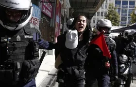 La policía detiene a un joven en las protestas en Atenas contra el Gobierno por el accidente de trenes que causó 57 muertos