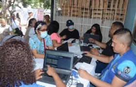 Funcionarios del Sisben atendiendo a ciudadanos en el municipio de Soledad. 