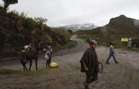 Campesinos que viven a orillas del volcán del Nevado del Ruiz.