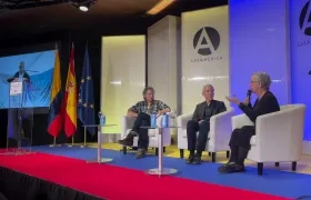 El presidente de la Comisión de la Verdad de Colombia, el sacerdote Francisco de Roux, y la comisionada Lucía González, en el debate sobre el conflicto armado y la paz