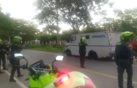 Policías rodean el camión de valores en cuyo interior permanecen los delincuentes