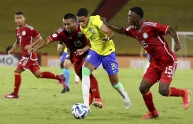 El brasileño Matheus avanza ante la marca de dos jugadores colombianos.