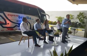 El viceministro de Transporte en la presentación de primer bus de transporte interdepartamental, 100 por ciento a gas