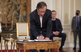 El Presidente Gustavo Petro, firma el decreto 444 de 2023.