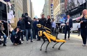  Fotógrafos captan al robot Digidog durante una conferencia de prensa para presentar nueva tecnología policial celebrada en Times Square.
