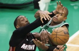 Bam Adebayo, del Miami Heat, disputa el balón con Al Horford, de los Celtics de Boston.