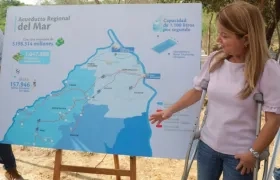 La Gobernadora Elsa Noguera muestra la cobertura que tendrá el Acueducto Regional del Norte.