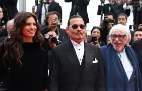 Maiwenn, Johnny Depp y Pierre Richard en la alfombra roja del Festival de Cannes.