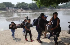 Migrantes cruzan el sábado el río Suchiate en la ciudad de Tapachula, Chiapas (México)