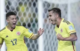 Tomás Ángel celebra el segundo gol de Colombia con Andrés Salazar.