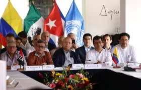 Aureliano Carbonell y Pablo Beltrán, por el ELN, y por el Gobierno de Colombia, Otty Patiño, Danilo Rueda e Iván Cepeda.