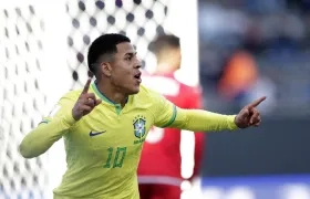 Matheus Martins celebra el cuarto gol de Brasil. 