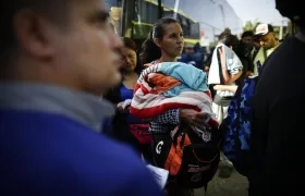 Migrantes venezolanos esperan su traslado en bus hacia Nicaragua en Paso Canoas, población fronteriza entre Panamá y Costa Rica