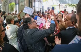El Presidente Petro a su llegada a la Embajada de Madrid en donde visitó la VI Feria de Servicio empresariales entre Colombia y España.