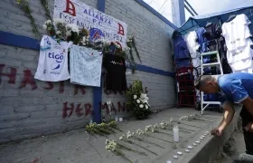 El homenaje en las afueras del Estadio Cuscatlán a los aficionados fallecidos la noche del sábado. 