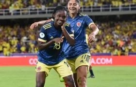 Linda Caicedo y Catalina Usme, integrantes de la Selección Colombia femenina.