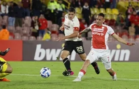 Acción en la que Neyder Moreno marca el segundo gol de Santa Fe. 