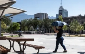 Una mujer sostiene una sombrilla para protegerse del sol, debido a las altas temperaturas en Monterrey, México. 