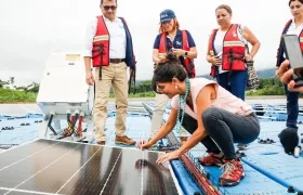 La ministra de MInas, Irene Vélez, en la inauguración de la Planta Solar Flotante 'Aquasol' en la Central Hidroeléctrica Urrá.